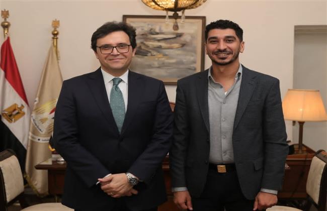 وزير الثقافة يلتقي المخرج كريم الشناوي لبحث التعاون ودعم التجارب السينمائية الشابة  