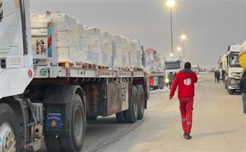 الهلال الأحمر المصري يدفع قافلة «زاد العزة» 121 مُحملة بالسلال الغذائية والملابس الشتوية