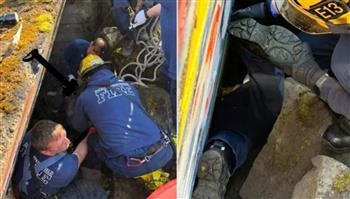 إنقاذ من حافة الموت.. انتشال رجل عالق في شق صخري بعمق 5 أمتار