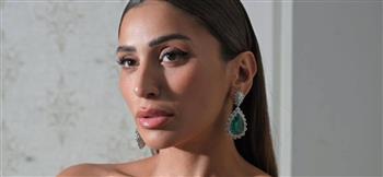 دينا الشربيني بين سحر الأسود الجذاب وبريق الأحجار