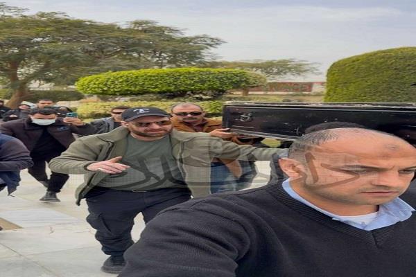 خالد جلال يساند نضال الشافعي فى جنازة والدته .. صور 