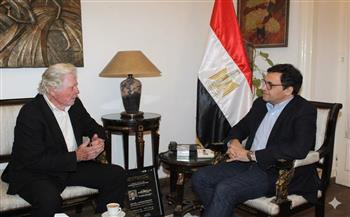 وزير الثقافة يستقبل حسين فهمي وفريق مهرجان القاهرة السينمائي لبحث الاستعدادات للدورة الـ47