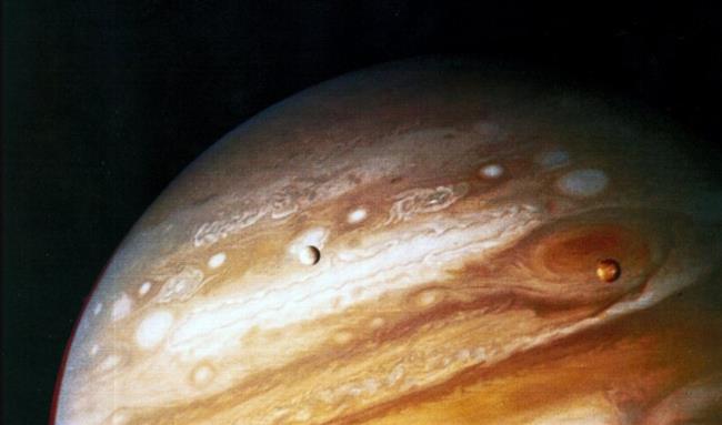 العلماء يكشفون مفاجأة عن الأعاصير القطبية على زحل والمشتري