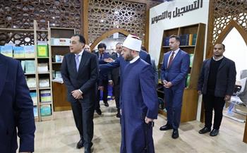وزير الأوقاف يستقبل رئيس الوزراء في جناح "الأعلى للشئون الإسلامية" بمعرض الكتاب