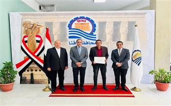 محافظ قنا يكرم مسؤولي منظومة الشكاوى بالمديريات والإدارات