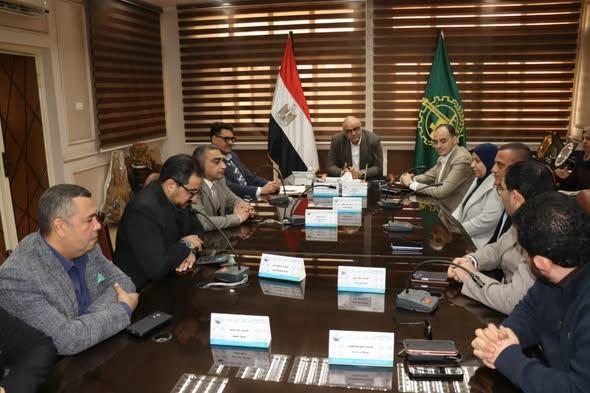 محافظ القليوبية يعقد اجتماعًا مع مستثمري المنطقة الاستثمارية ببنها