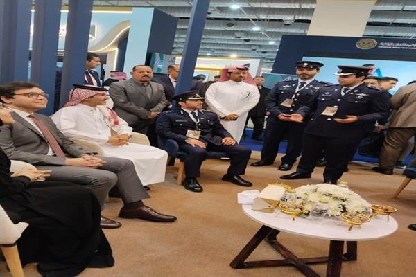 وزير الثقافة يتفقد جناح أكاديمية الشرطة القطرية في معرض الكتاب