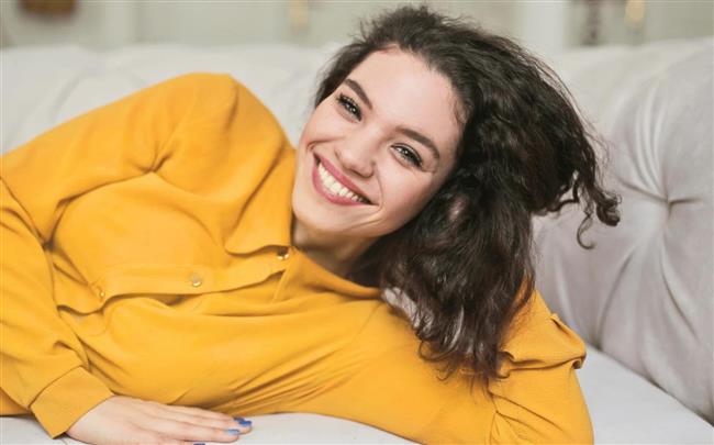 لا تبحثي عن الحزن.. خطوات ذهنية تقودك إلى الفرحة