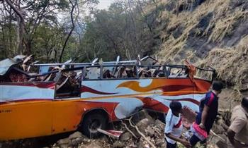 مقتل وإصابة 12 شخصا في حادث انقلاب شاحنة بباكستان