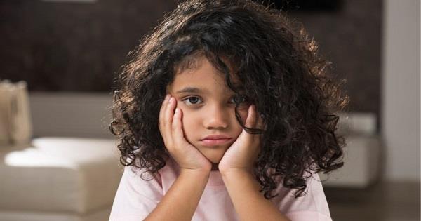 7 مواقف تربوية قد تسرق سعادة طفلك.. منها النقد الدائم