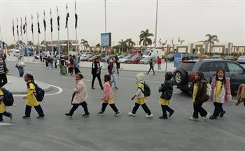 أطفال سودانيون صغار يزورون معرض القاهرة الدولي للكتاب 2026