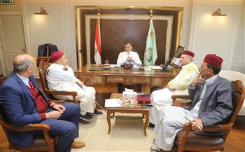 وزير الزراعة يلتقي وفد من عمد ومشايخ مطروح ويوجه بدعم المزارعين بشتلات الزيتون وسلالات الأغنام 