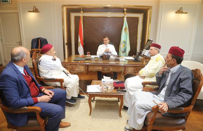 وزير الزراعة يلتقي وفد من عمد ومشايخ مطروح ويوجه بدعم المزارعين بشتلات الزيتون وسلالات الأغنام   