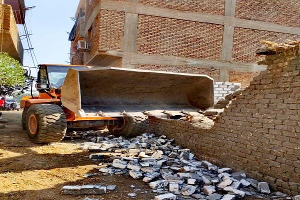 مدينة الأقصر تنفذ حملة مكبرة لإزالة مخالفات البناء والتعدي على الأراضي الزراعية