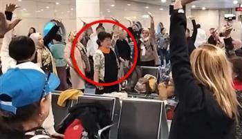 فيديو أشعل الانترنت.. صينيات يحولن مطار القاهرة إلى ساحة لليوجا