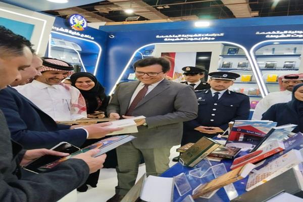 وزير الثقافة يتفقد جناح وزارة الداخلية ضمن فعاليات معرض القاهرة الدولي للكتاب