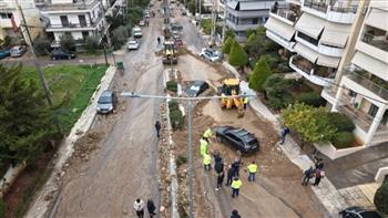 فيديو.. سيدة محاصرة تحت سيارة بسبب فيضانات اليونان