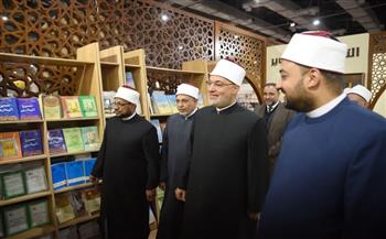 مفتي الجمهورية ورئيس جامعة الأزهر وأمين البحوث الإسلامية يزورون جناح "الأعلى للشئون الإسلامية" بمعرض الكتاب