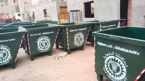 محافظ الدقهلية يتابع تسليم دفعة من الحاويات المعدنية الجديدة لدعم منظومة جمع المخلفات