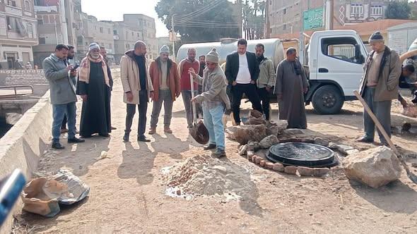 استجابة لشكاوى الأهالي.. محافظ قنا يشدد على رصد غرف الصرف الصحي المكشوفة وتغطيتها