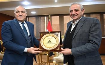 محافظ الغربية يستقبل مستشار وزير التعليم ويستعرض إنجازات المحافظة في خفض الأمية إلى 9.8%