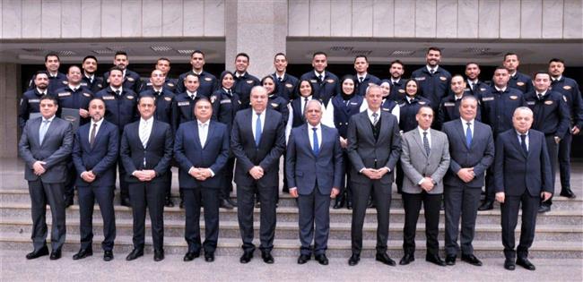 وزير الطيران المدني يشهد تخرج دفعة جديدة من البرنامج المتكامل لمعلومات الطيران بكلية المراقبة الجوية