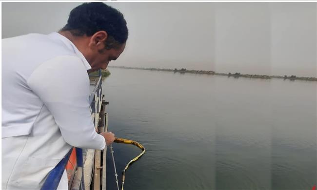 "مياه سوهاج" تسيطر على بقعة السولار المتسربة بمياه نهر النيل