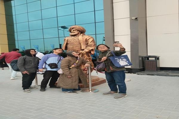 إقبال جماهيري على تمثال رفاعة الطهطاوي بمعرض القاهرة للكتاب في دورته الـ57   