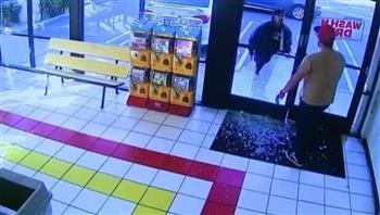 لا يحبه!.. أمريكي يحاول قتل مراهق بسبب ارتداء اللون الأحمر