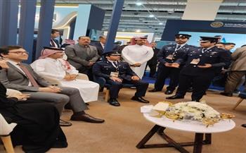 وزير الثقافة يتفقد جناح أكاديمية الشرطة القطرية في معرض الكتاب