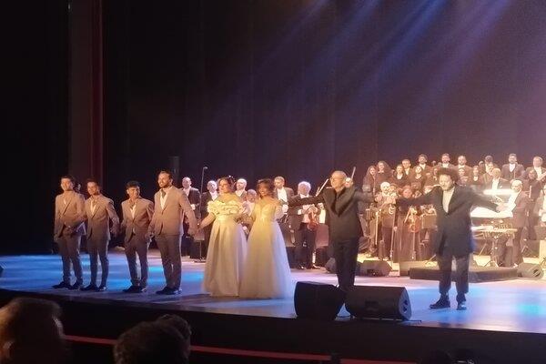 نادر عباسي يختتم حفل «حدوتة مصرية» بتحية للجمهور بمعرض الكتاب  