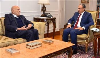 وزير الخارجية يلتقي البروفيسور مجدي يعقوب ويشيد بالدور الإنساني للتنمية الصحية في أفريقيا