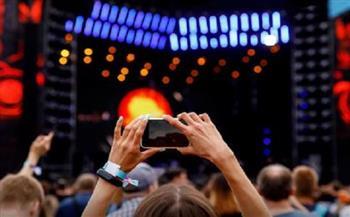 7  سمات تميز النساء اللاتي يصورن كل شيء في الحفلات الموسيقية