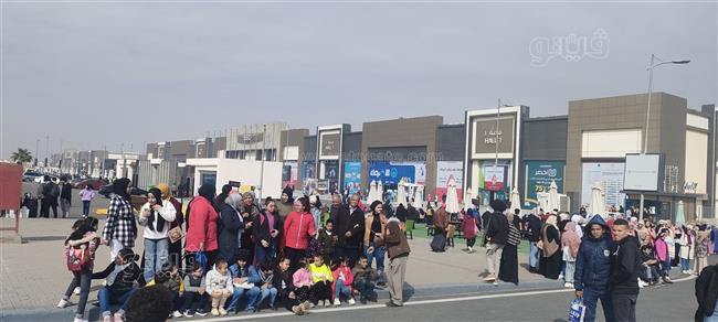 توافد كثيف لزوار معرض القاهرة الدولي للكتاب في ثاني أيام فعاليات دورته السابعة والخمسين