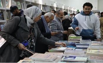 إقبال قياسي في اليوم الثاني لمعرض الكتاب.. وفعاليات تحتفي بنجيب محفوظ