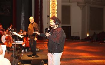 أحمد البوهي في البروفة الأخيرة على مسرح المنارة قبل انطلاق عرض «حدوتة مصرية» 