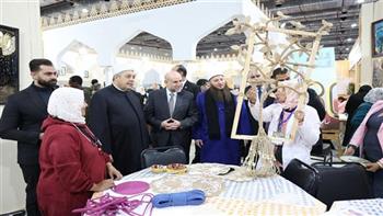 قاضي قضاة فلسطين يتفقد جناح الأزهر بمعرض القاهرة الدولي للكتاب