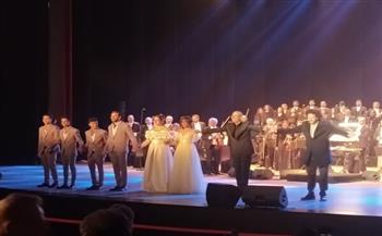 نادر عباسي يختتم حفل «حدوتة مصرية» بتحية للجمهور بمعرض الكتاب