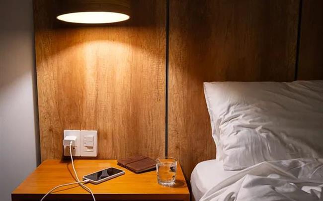 صدق أو لا.. 5 أشياء وجودها بجانب السرير يمنع عنكِ النوم