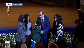 في لفتة إنسانية.. الرئيس السيسي يحتضن ابن الشهيد العقيد رامي هلال| صور