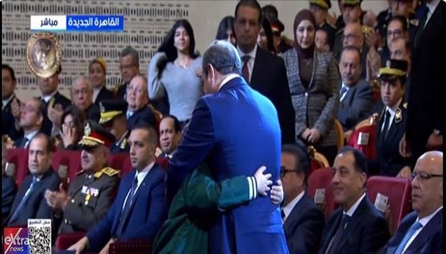 الرئيس السيسي لابن الشهيد رامي هلال: «فخور وسعيد بيك»