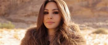 أليسا بمظهر عملي يزينه الفرو