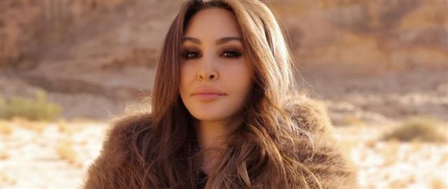 أليسا بمظهر عملي يزينه الفرو