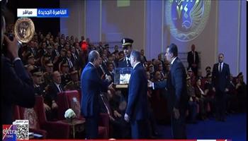 وزير الداخلية يهدي الرئيس السيسي درعًا تذكاريًا بمناسبة عيد الشرطة 