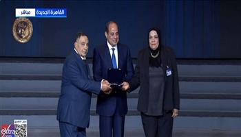 خلال الاحتفال بعيد الشرطة الـ74.. الرئيس السيسي يُكرم عددًا من أسر شهداء الشرطة        