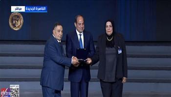 خلال الاحتفال بعيد الشرطة الـ74.. الرئيس السيسي يُكرم عددًا من أسر شهداء الشرطة        