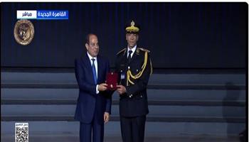 الرئيس السيسي يكرم عدداً من ضباط وقادة جهاز الشرطة