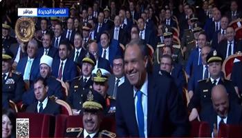 الرئيس السيسي يمازح وزير الخارجية خلال احتفالية عيد الشرطة.. ماذا قال؟