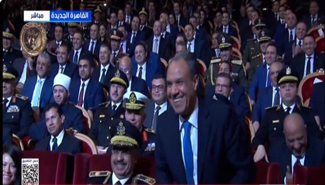 الرئيس السيسي يمازح وزير الخارجية خلال احتفالية عيد الشرطة.. ماذا قال؟