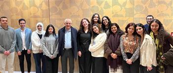 سفير مصر بباريس يلتقي بعدد من الطلاب المقيمين بـ"بيت مصر" بالمدينة الجامعية الدولية في باريس